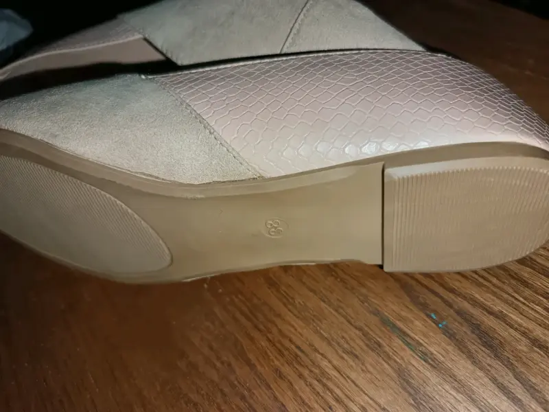 Zapatos planos beige con textura elegante - 3