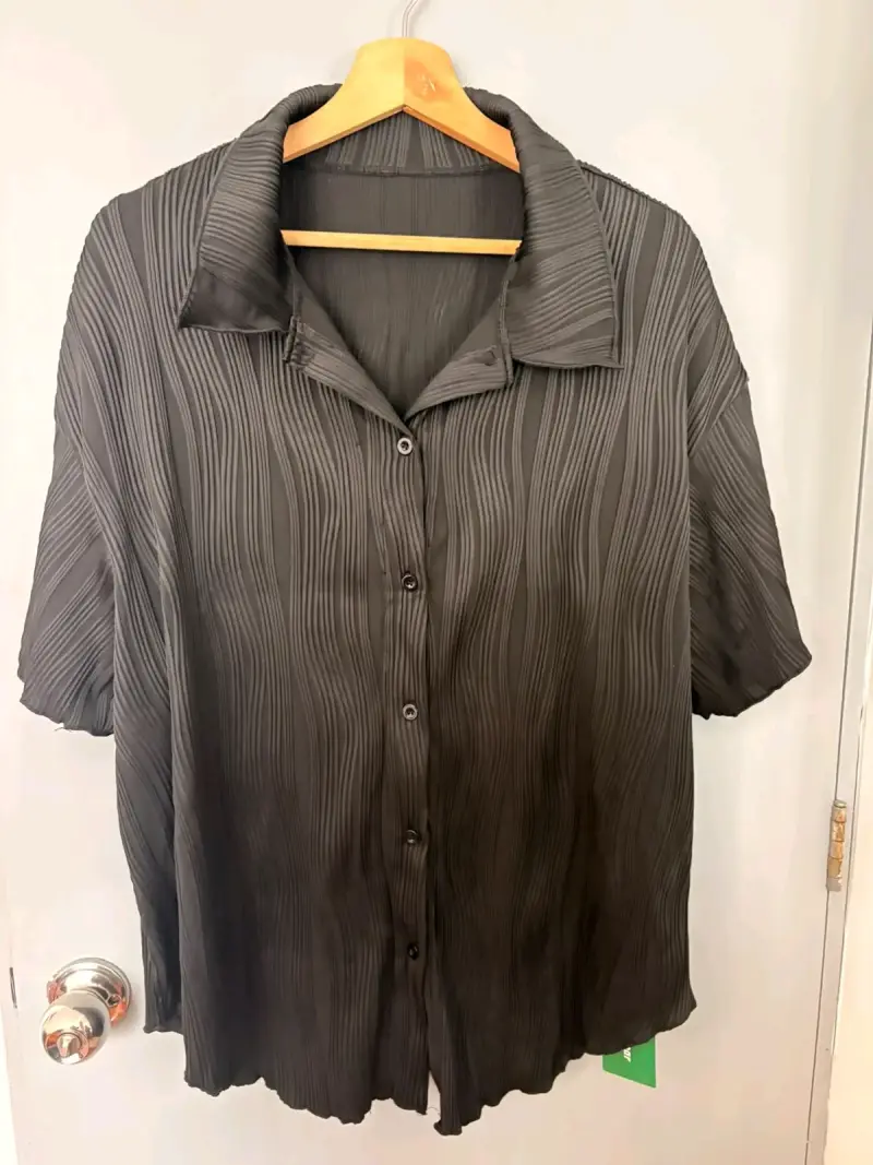 Blusa negra plisada para mujer