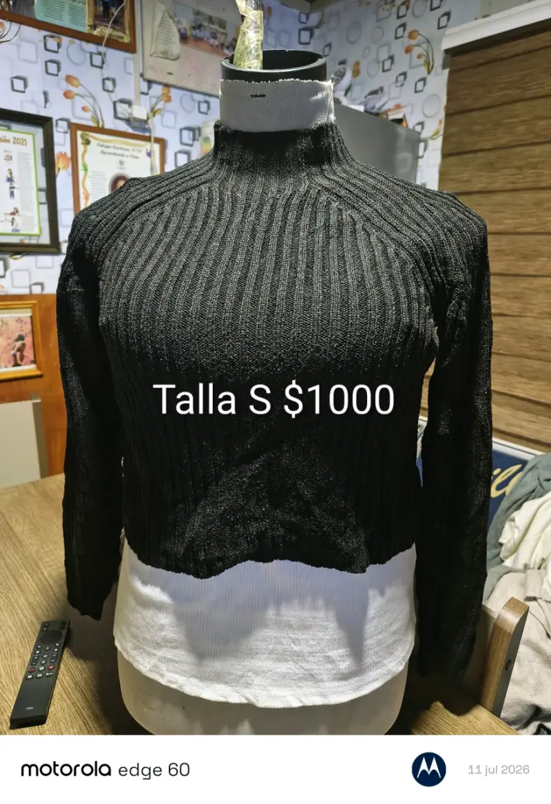 Suéter negro de cuello alto talla S
