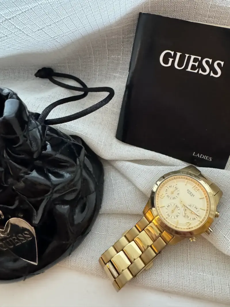 Reloj Guess dorado para mujer con pulsera metálica - 1
