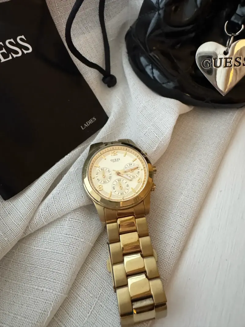 Reloj Guess dorado para mujer con pulsera metálica - 2