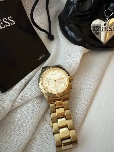 Reloj Guess dorado para mujer con pulsera metálica - miniatura 2