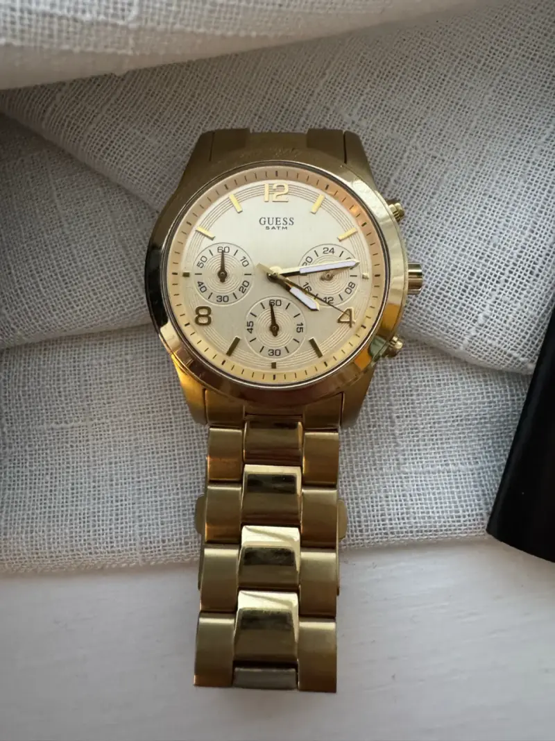 Reloj Guess dorado para mujer con pulsera metálica - 3