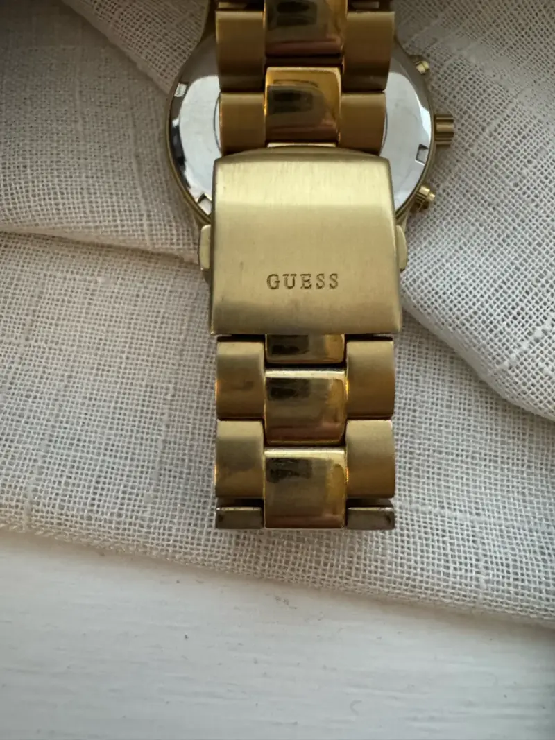 Reloj Guess dorado para mujer con pulsera metálica - 4