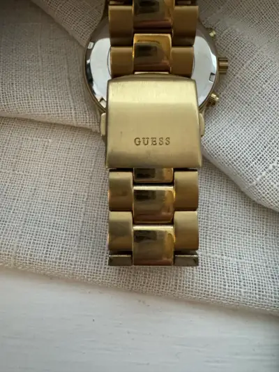 Reloj Guess dorado para mujer con pulsera metálica - miniatura 4