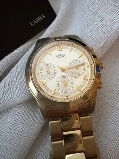 Reloj Guess dorado para mujer con pulsera metálica - miniatura 5