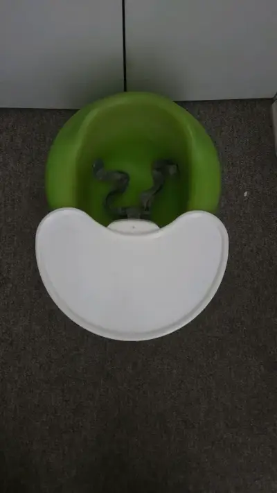 Asiento para bebé Bumbo con bandeja verde - miniatura 2
