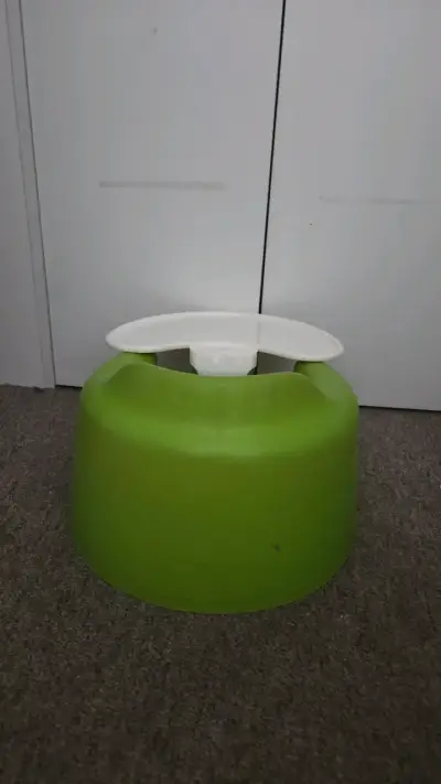 Asiento para bebé Bumbo con bandeja verde - miniatura 3