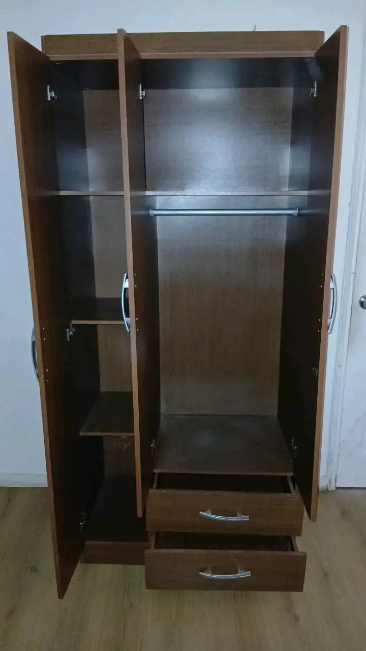 Armario de madera con puertas y cajones - 1