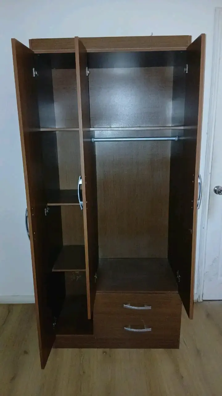 Armario de madera con puertas y cajones - 2