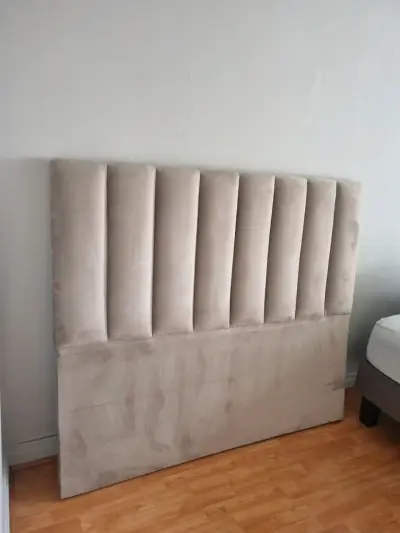Respaldo de cama tapizado beige en buen estado - miniatura 1