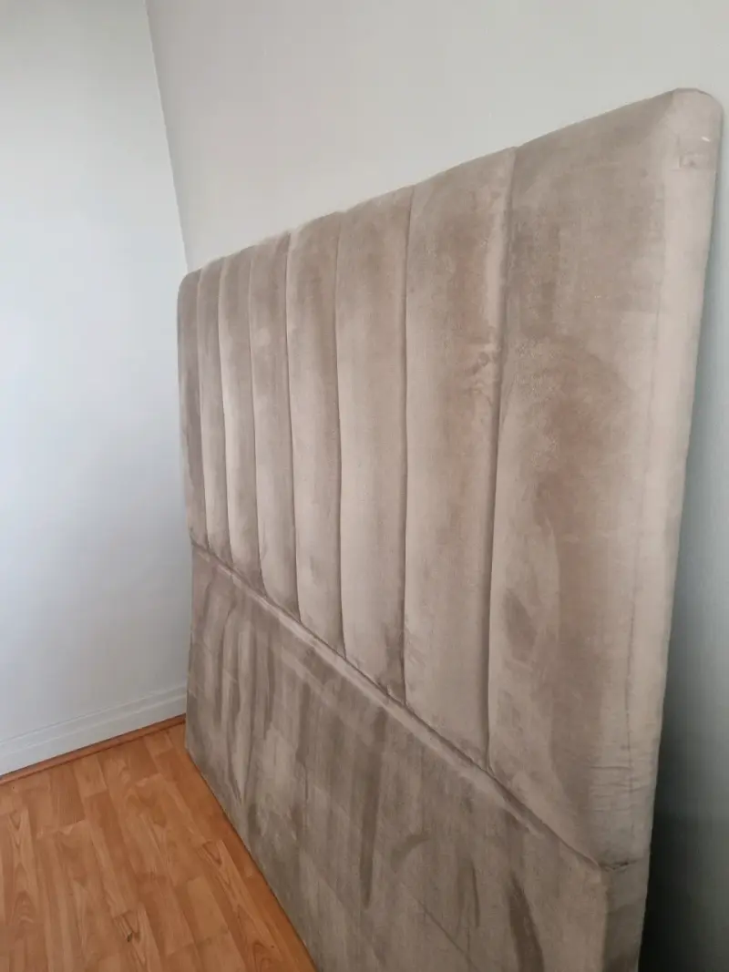 Respaldo de cama tapizado beige en buen estado - 2
