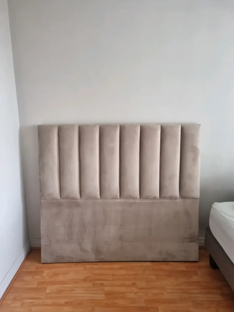 Respaldo de cama tapizado beige en buen estado - 3