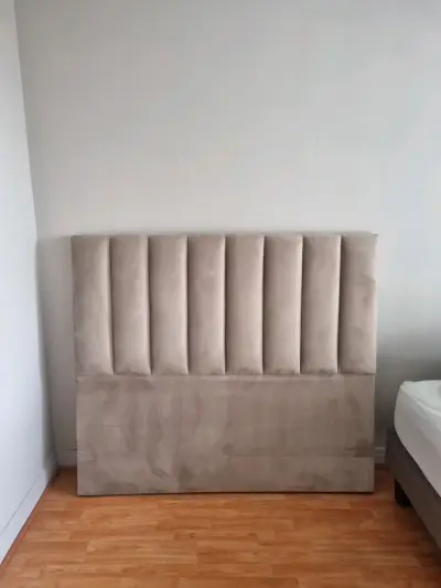 Respaldo de cama tapizado beige en buen estado - miniatura 3