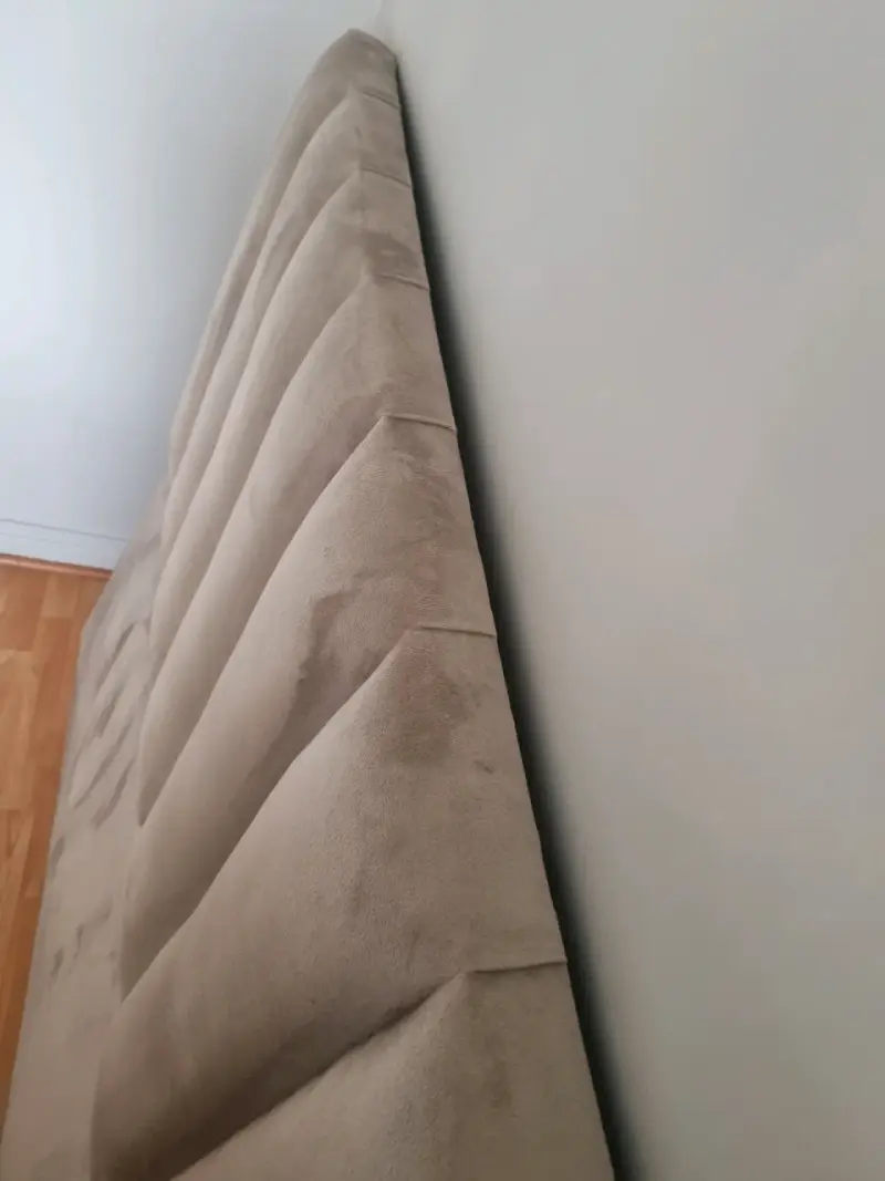 Respaldo de cama tapizado beige en buen estado - 4