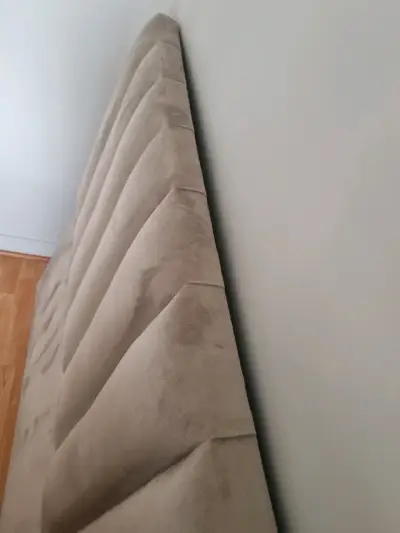 Respaldo de cama tapizado beige en buen estado - miniatura 4