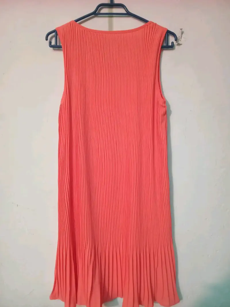 Vestido plisado sin mangas color coral - 1