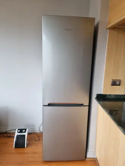 Refrigerador Daewoo de dos puertas en buen estado - miniatura 1