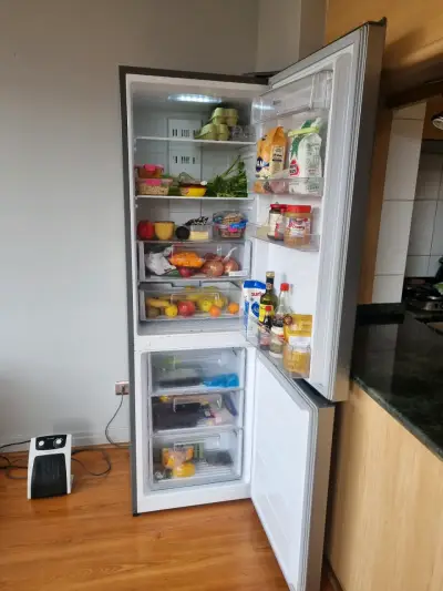 Refrigerador Daewoo de dos puertas en buen estado - miniatura 2