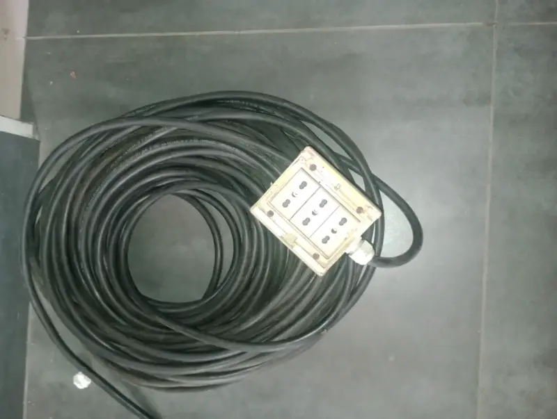 Cable alargador eléctrico con múltiples enchufes - 1