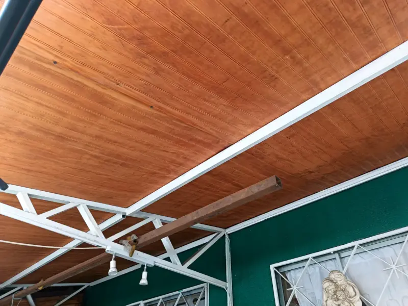 Techo de madera con vigas de acero - 1