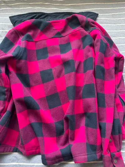 Camisa de franela a cuadros rojo y negro - miniatura 1