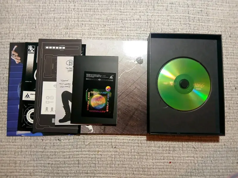 Álbum Stray Kids ODDINARY con CD - 1