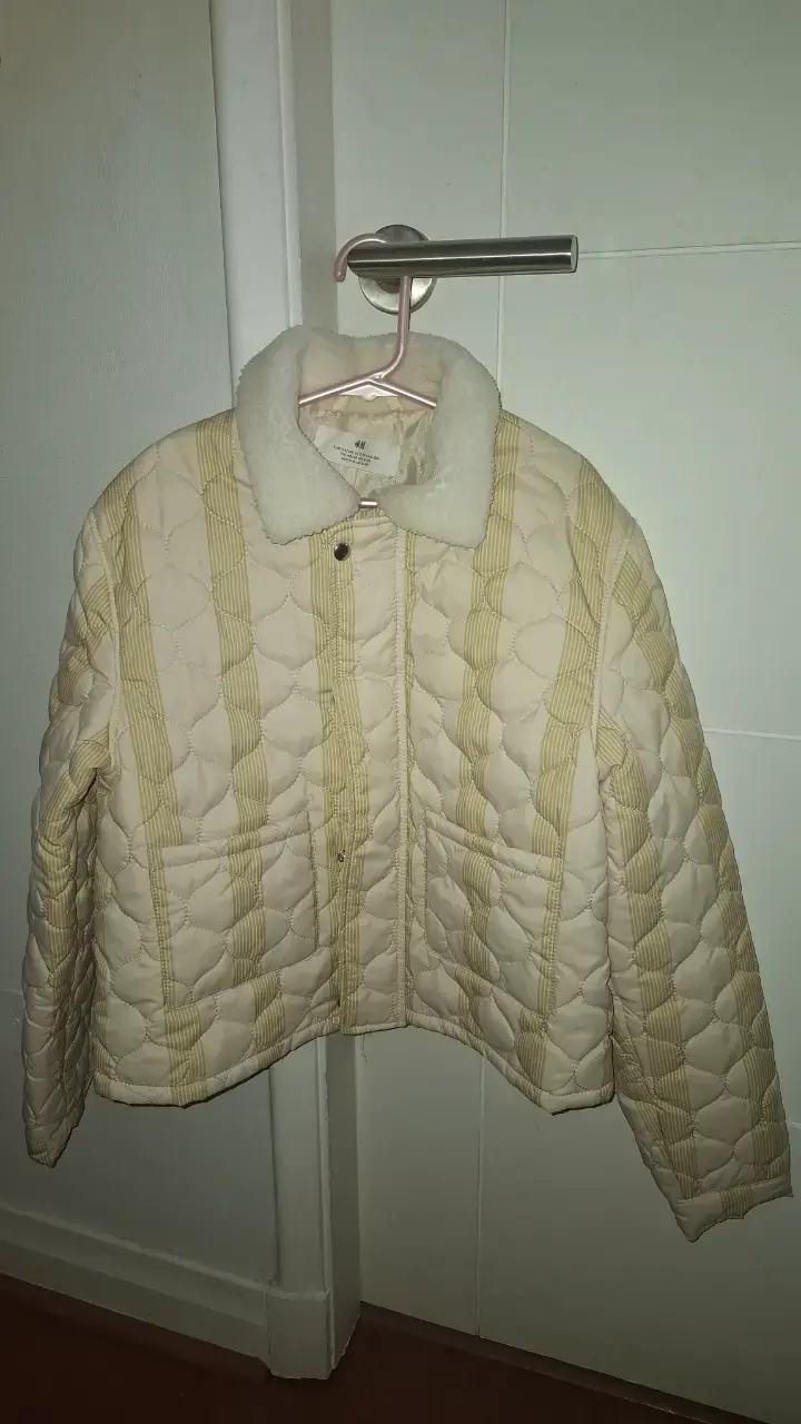 Chaqueta acolchada beige con cuello de chiporro