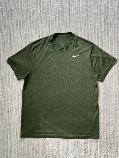 Polera deportiva Nike verde para hombre - miniatura 1