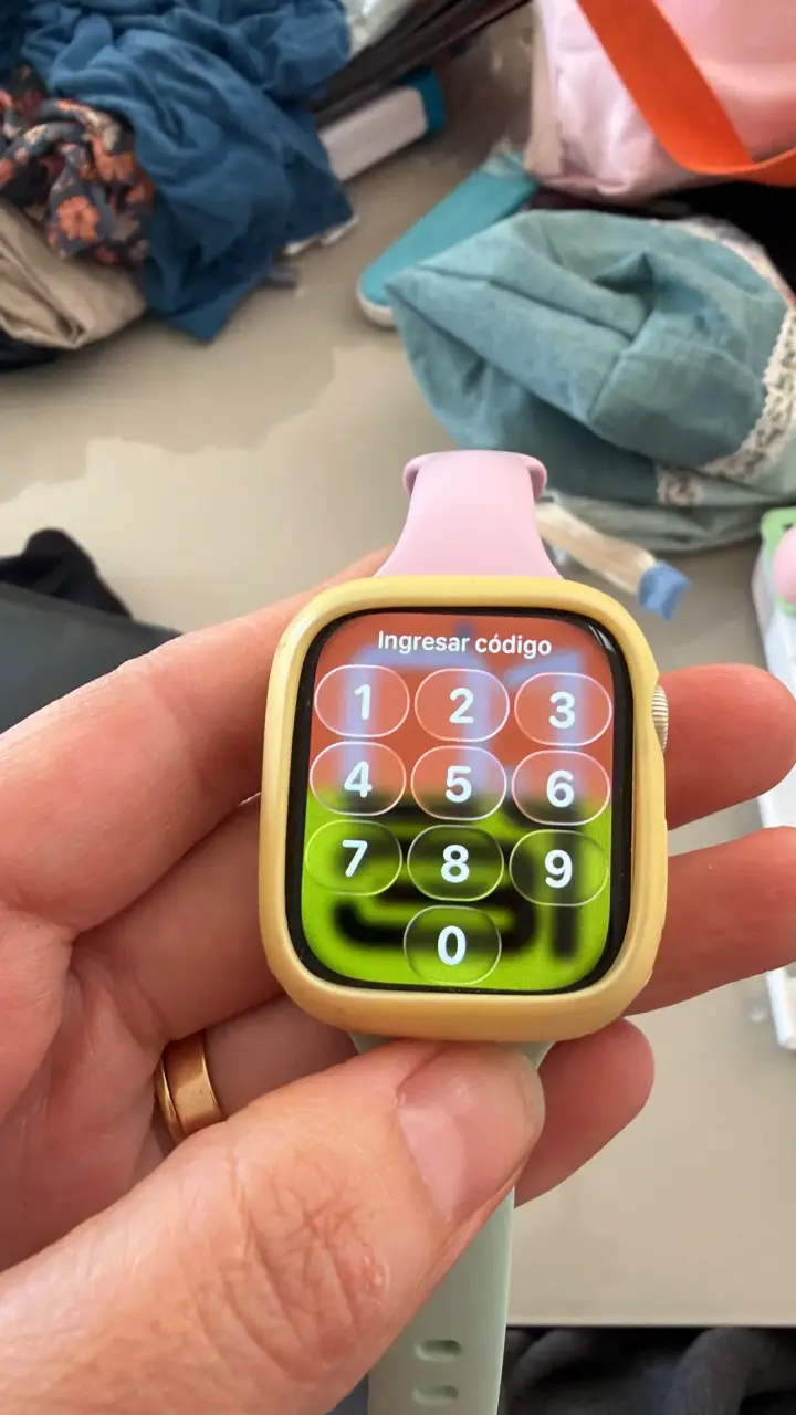 Smartwatch con correa rosa y protector amarillo - 1