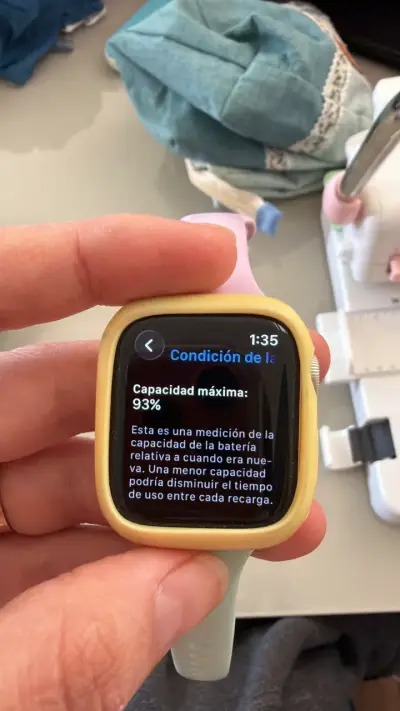 Smartwatch con correa rosa y protector amarillo - miniatura 2