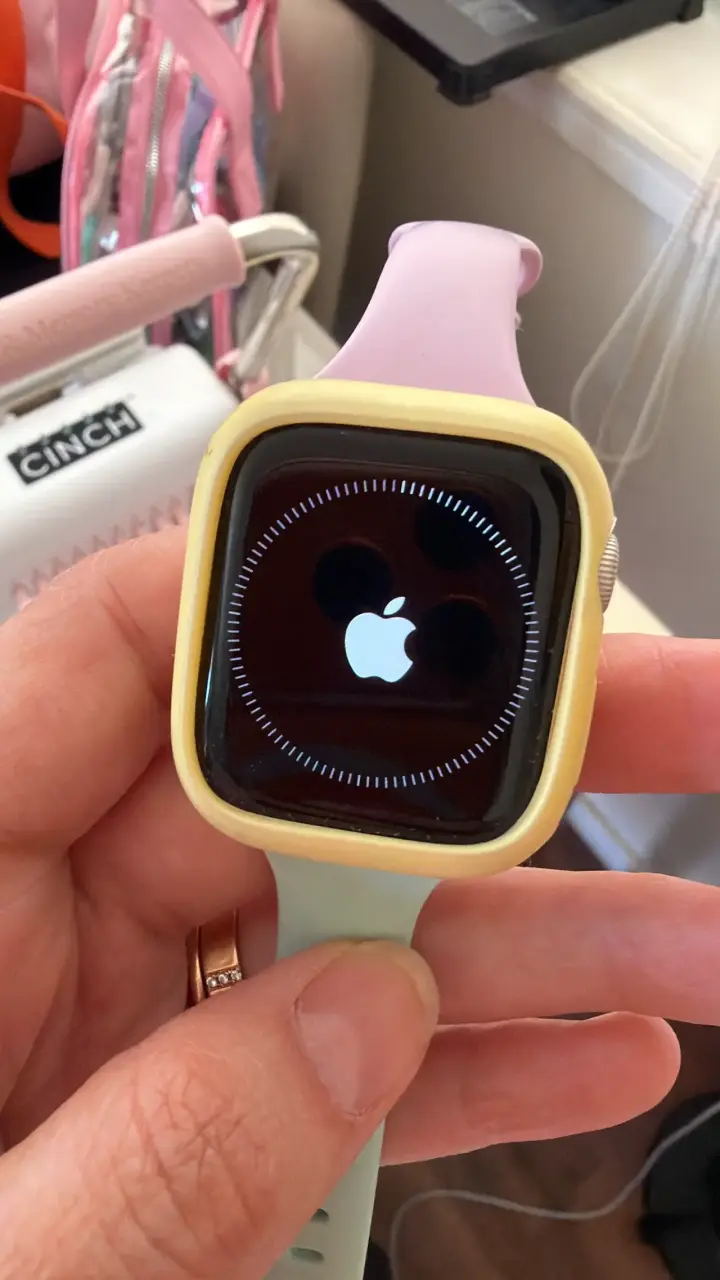 Smartwatch con correa rosa y protector amarillo - 3