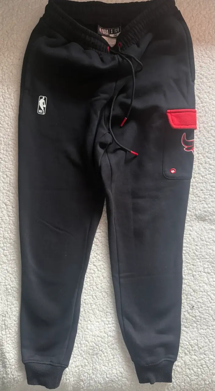 Pantalones deportivos NBA negros con logo - 1