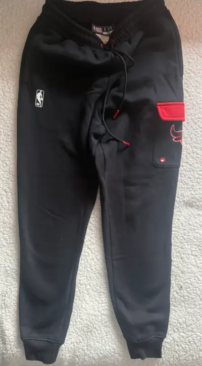 Pantalones deportivos NBA negros con logo - miniatura 1