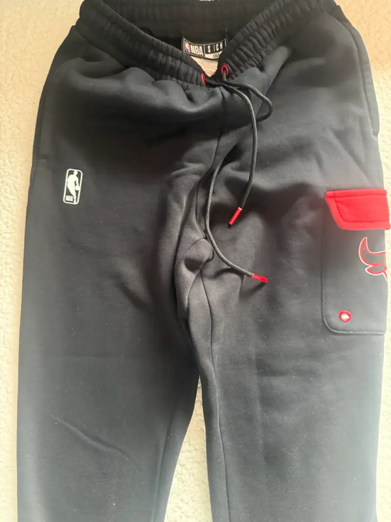 Pantalones deportivos NBA negros con logo - 2