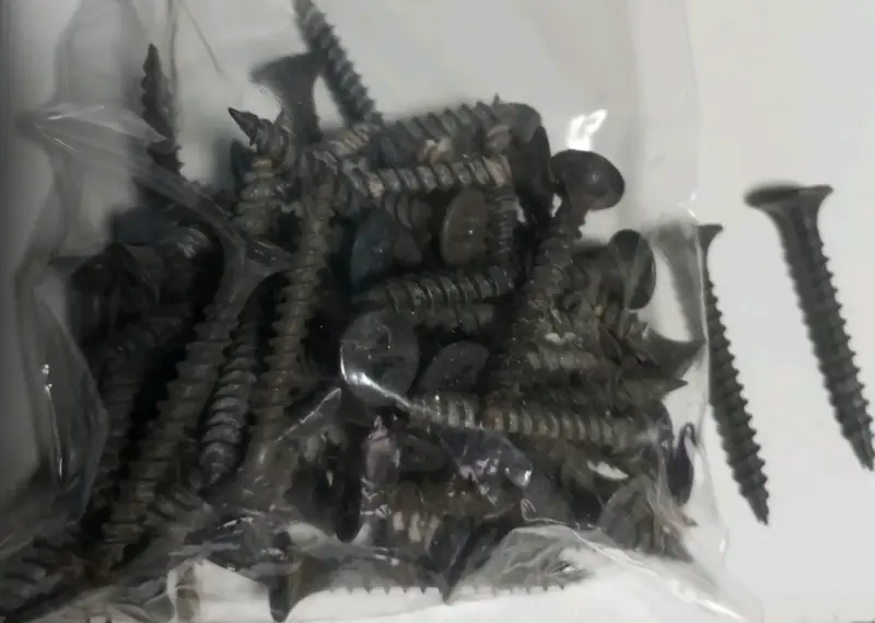 Tornillos para madera negros en bolsa (90)unidades - 1