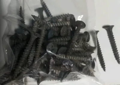Tornillos para madera negros en bolsa (90)unidades - miniatura 1
