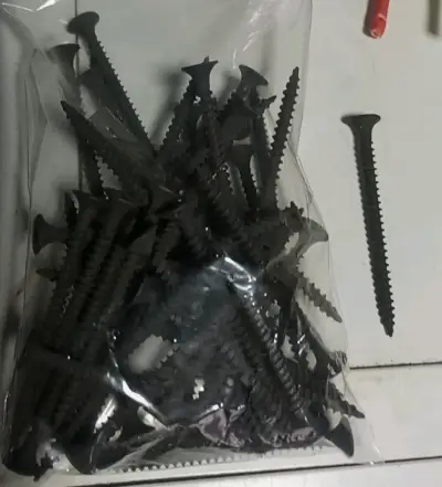 Tornillos para madera negros en bolsa (90)unidades - miniatura 2