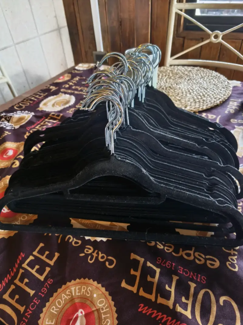 Set de 40 perchas de terciopelo negro