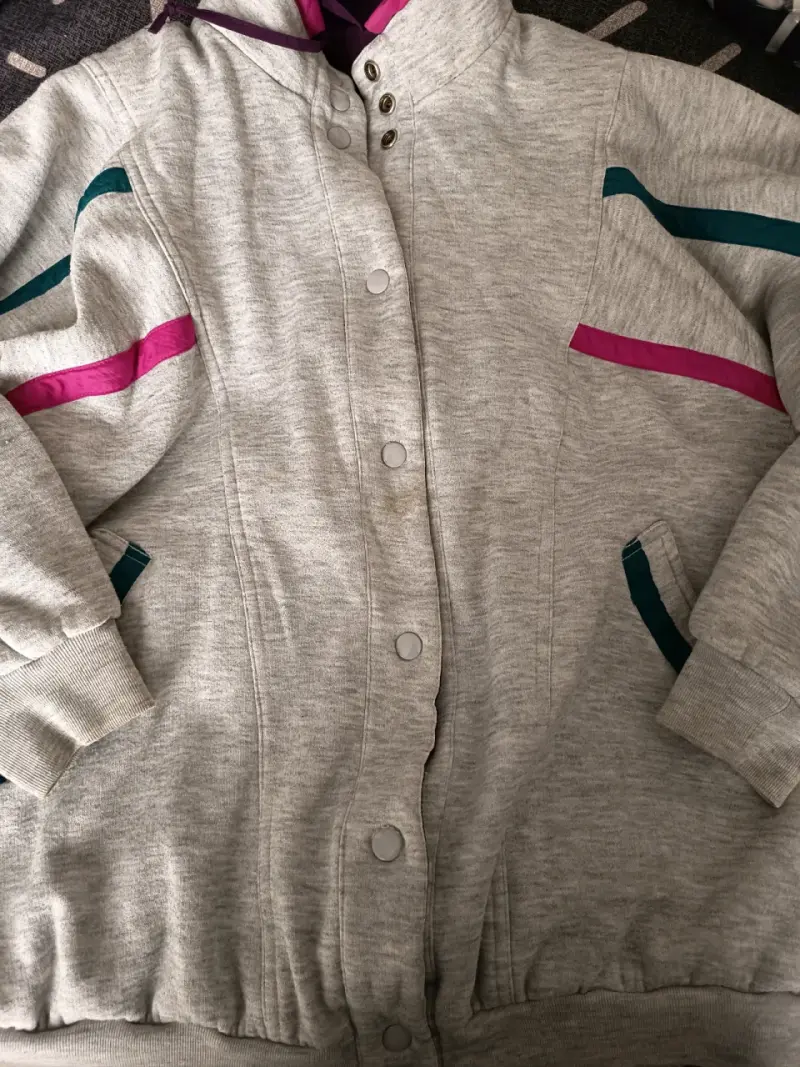 Chaqueta deportiva vintage gris con detalles de colores - 3