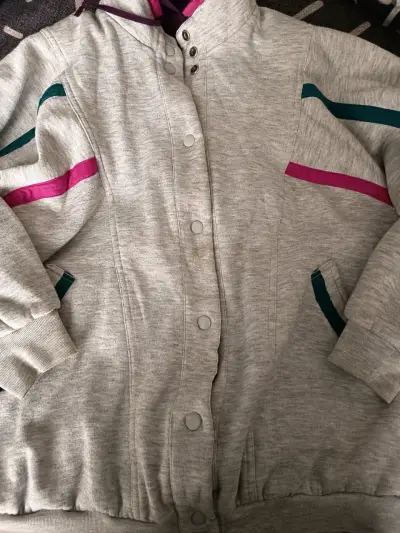 Chaqueta deportiva vintage gris con detalles de colores - miniatura 3