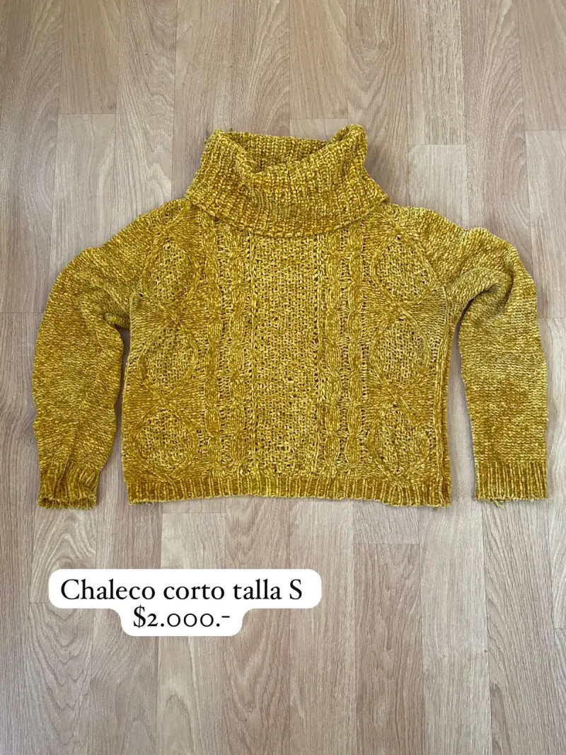 Chaleco corto de lana color mostaza