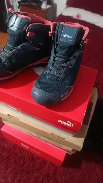 Botas de trekking Uppi negras con detalle s rojos - miniatura 1
