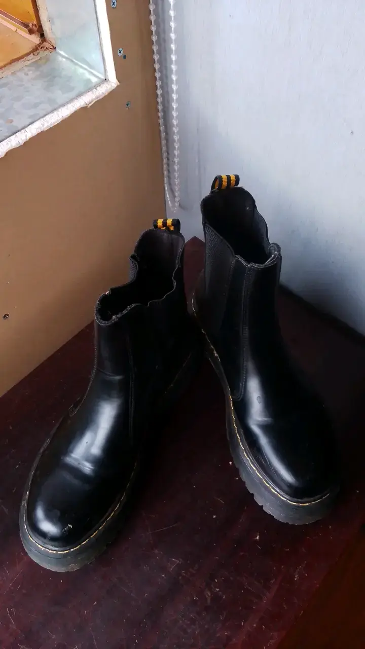 Botas negras de cuero estilo Chelsea