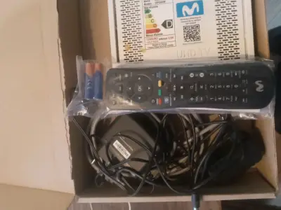 Decodificador Movistar UHD TV con control remoto - miniatura 1