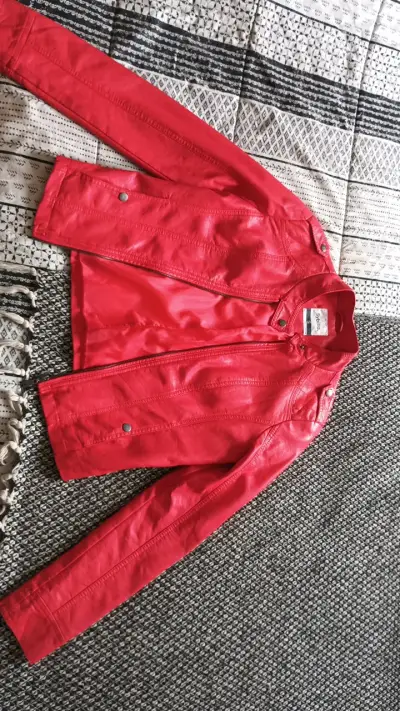 Chaqueta de cuero roja para mujer - miniatura 1