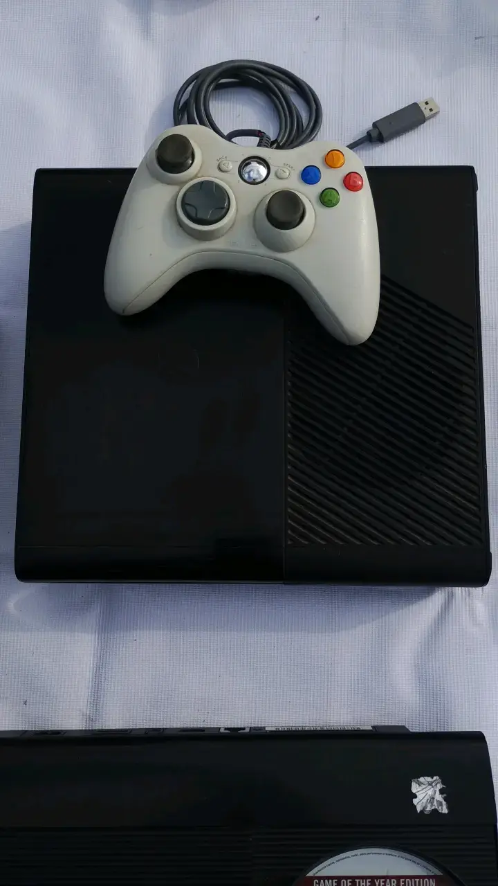Consola de videojuegos con control y juego incluido - 3