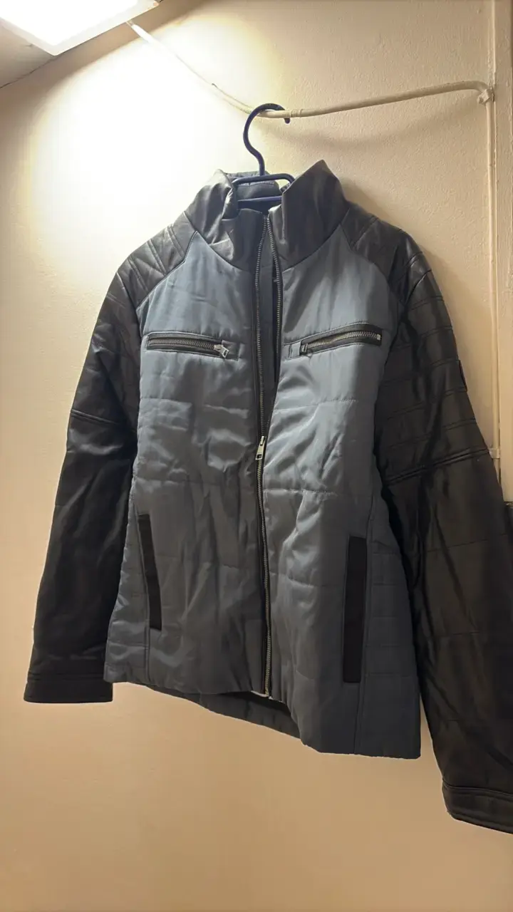 Chaqueta acolchada gris con mangas de cuero - 1