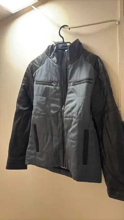 Chaqueta acolchada gris con mangas de cuero - miniatura 1