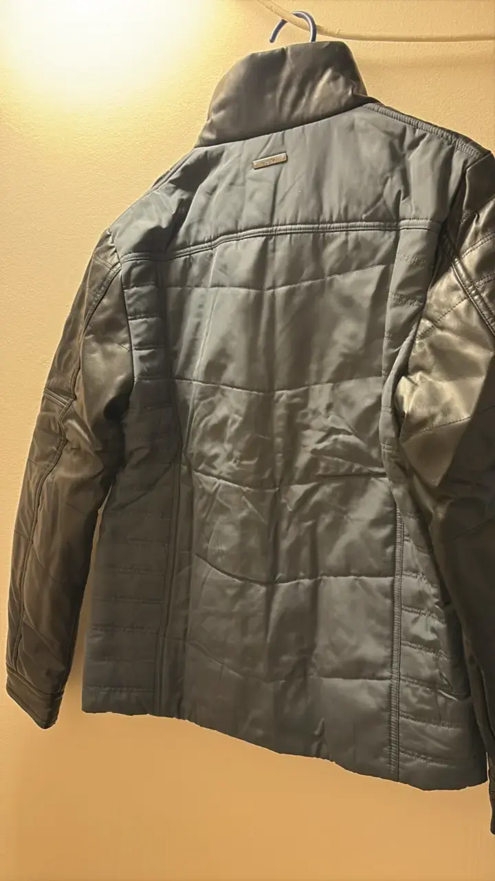 Chaqueta acolchada gris con mangas de cuero - 2